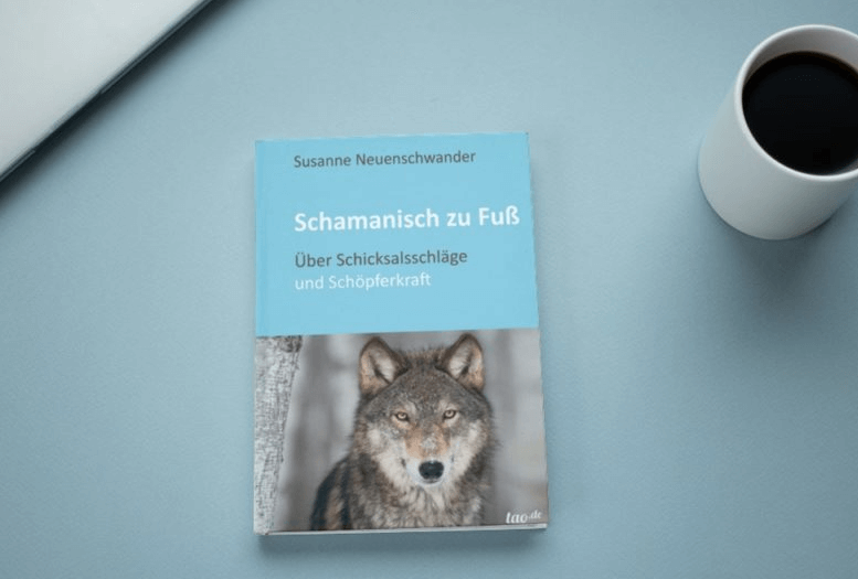 Mockup zum Buch: Schamanisch zu Fuß. Ein Wolf auf einem türkisfarbenen Hintergrund. 