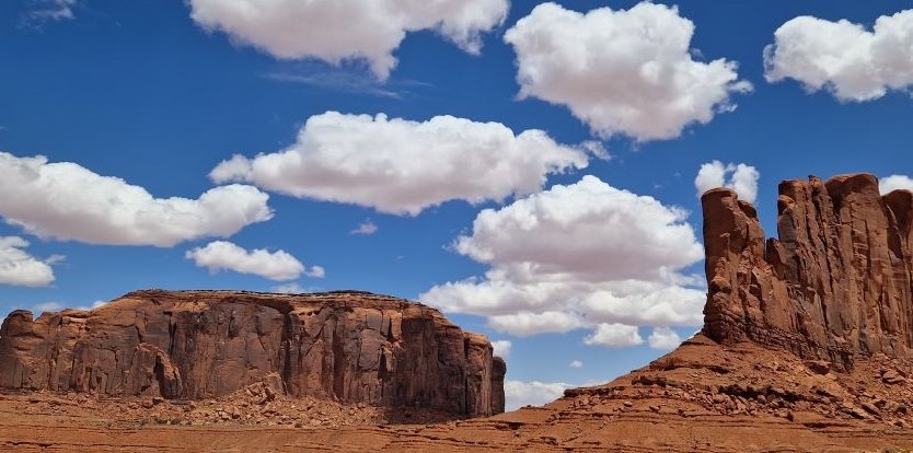 Markante Wolken am Himmel im Monument Valley. 