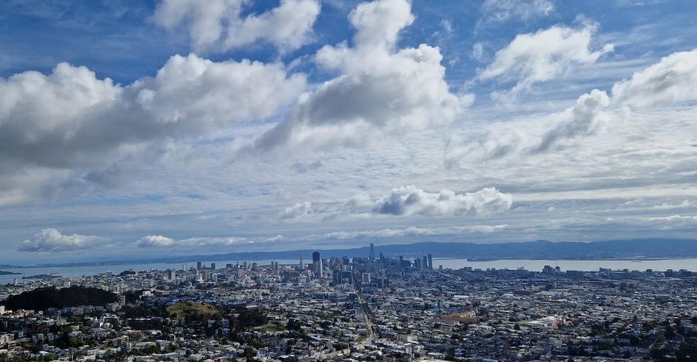 Aussicht auf die Stadt San Francisco. Ausdrucksstarke Wolken sind am Himmel zu sehen.